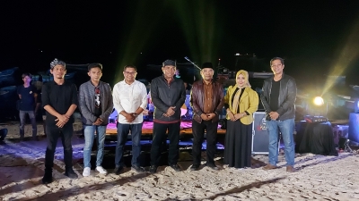 Suasana Kegiatan Festival Kuliner Masyarakat Kelurahan Bone-Bone, Tampak Wali Kota dan Ketua DPRD Kota Baubau yang hadir di tepi Pantai Bone-Bone