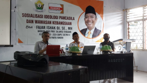 Fajar Ishak Daeng Jaya (tengah), Andi Tendri Machmud (kiri) dan Sekcam Betoambari  (Kanan) saat pelaksanaan sosialisasi  Ideologi Pancasila dan wawasan Kebangsaan di Kecamatan Betoambari Kota Baubau, Jum&#039;at (05/08/2022)