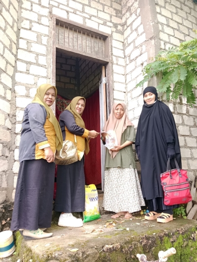 Penyerahan bantuan paket Sembako oleh perwakilan MI Alhikmah kepada keluarga siswa kurang mampu