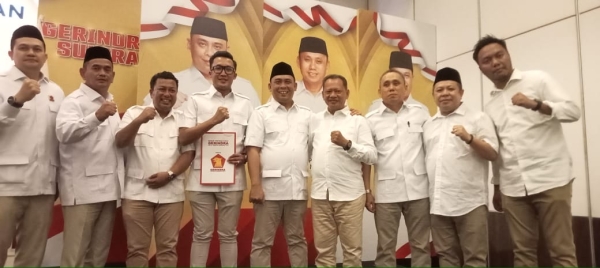 Bakal Calon Walikota dan Wakil Walikota Baubau, Nur Ari Raharja-La ode Yasin bersama Ketua DPD Partai Gerindra Sultra, Andi Ady Aksar dan pengurus DPC Partai Gerindra Kota Baubau