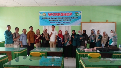 Kepala SMAN 3 Baubau beserta para guru peserta workshop serta pemateri