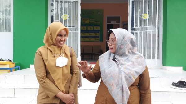 Ketua TP PKK Kota Baubau Wa Ode Nursanti Monianse Usai mengikuti Rapat Pembahasan Penataan Tatanan Pasar Sehat di Sekretariat Forum Kota Baubau Sehat Senin )27/3/2023)
