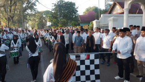 Wali Kota Baubau, La Ode Ahmad Monianse saat melepas peserta pawai dalam rangka tahun baru 1 Muharam 1444 H