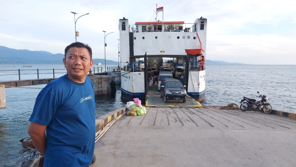 Anggota DPRD Provinsi Sulawesi Tenggara Fajar Ishak Daeng Jaya  saat berada  di Dermaga penyeberangan Amolengo - Labuan Senin (2/2/2023) Foto : Bardin