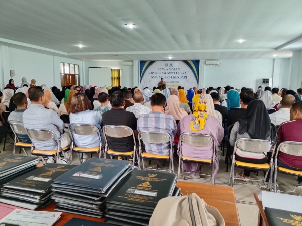 Suasana penerimaan raport dan Skl SMAN 4 Kendari secara sederhana