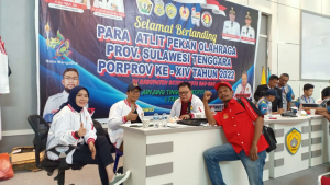 Ketua Percasi Kota Baubau, Idrus Taufik Saidi saat mengawal atlet catur Kota Baubau