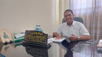 La Hidi, S.Pd., M.Pd Kepala SMAN 2 Baubau