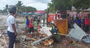 Kondisi Lapak Pedagang yang Hancur karena Terjangan Ombak di Pesisir Pantai Wameo Minggu (25/12)