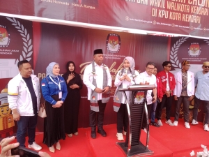 Ketgam: Pasangan Giona - Subhan usai mendaftar di KPU Kendari