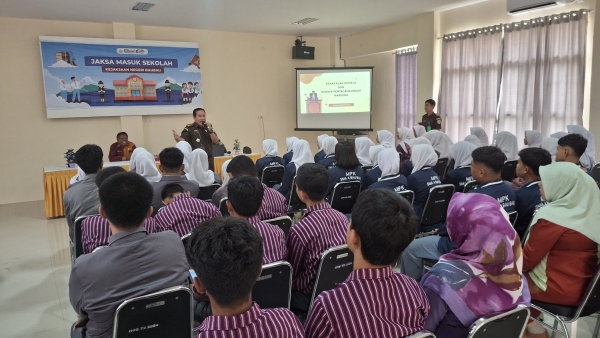 Kasi Intel Kejari Baubau saat membawakan materi Jaksa Masuk Sekolah di SMAN 4 Baubau