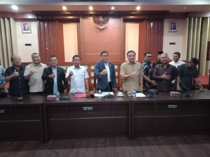 Ketua DPRD Sultra, Abdurahman Shaleh didampingi wakil ketua dan anggota saat paripurna penetapan tiga nama calon Pj Gubernur Sultra 