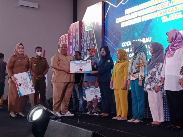 Gubernur Sultra, Ali Mazi didampingi Kadis Perindag, Siti Saleha saat menyerahkan bantuan secara simbolis kepada IKM di tiga daerah di kepton