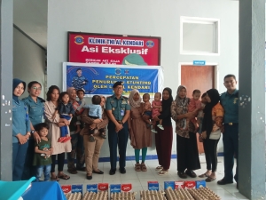 Danlanal Kendari, Kolonel Laut (P), I Gede Dharma Yoga foto bersama warga binaan Lanal Kendari dalam rangka penurunan stunting