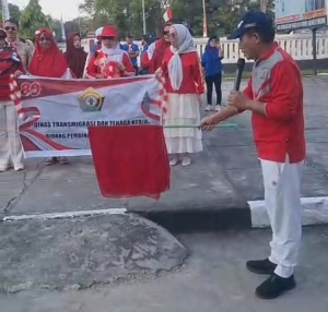 Kadis Transnaker Sultra,LM Ali Haswandy saat melepas peserta devile dalam rangka menyemarakkan HUT RI ke-80