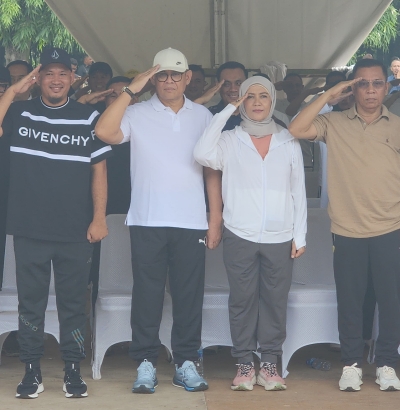 Wali Kota Baubau terpilih, H Yusran Fahim (topi putih) dan Wakil Wali Kota Baubau terpilih, Wa ode Hamsinah Bolu (Jilbab) saat mengikuti gladi kotor persiapan pelantikan kepala daerah serentak di Monas  Foto Ist