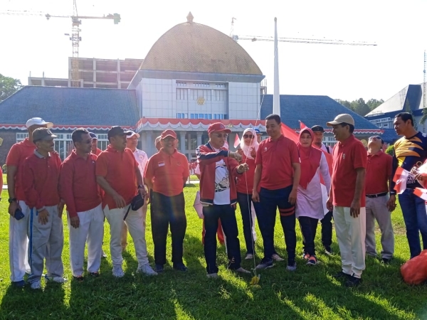 Sekda Sultra, Asrun Lio didampingi kepala OPD saat pembukaan olahraga tingkat OPD Sultra dalam rangka meriahkan HUT ke-79 RI