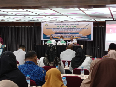 Kadis Koperasi dan UMKM Provinsi Sultra, Drs Laode Safiuddin,MSi didampingi Kabid pemberdayaan koperasi, Laskar G Gumbilu Bitu,, STp, MSi saat membuka pelatihan