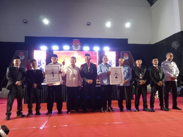 Paslon Cabup dan Cawabup Buteng AZAN dan ADIL memperlihatkan nomor urut didampingi Komisioner KPU Buteng