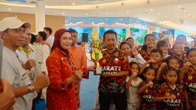 Wakil Wali Kota Baubau, WA Ode Hamsinah Bolu saat menyerahkan piala kepada pemenang sebelum menutup Kejuaraan Karate Wali Kota Cup I