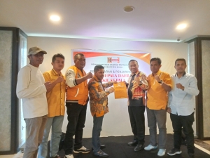 Ketua DPC Hanura Kabupaten Muna, Irwan saat menyerahkan rekomendasi kepada Laode Husuna Ringa John