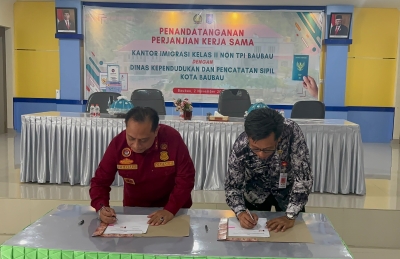 Kadis Dukcapil Baubau dan Kepala Kantor Imigrasi Kelas II Non TPI Baubau pada acara Penandatanganan Kerja Sama (PKS) di Baubau Kamis (2/11/2023)