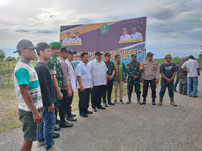 Gubernur Sultra, Ali Mazi didampingi Kadis Tanaman Pangan dan peternakan Sultra, Muh Djudul, Bupati Kolut dan warga saat launching pemebrian dosis PMK beberapa waktu lalu. Foto : IST