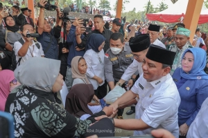 Pj Gubernur Sultra, Andap Bhudi revianto didampingi kadis Perindag Sultra, Sitti Saleha saat menghadiri pasar murah di Kota Kendari beberapa waktu lalu    Foto : Dok Gagassultra