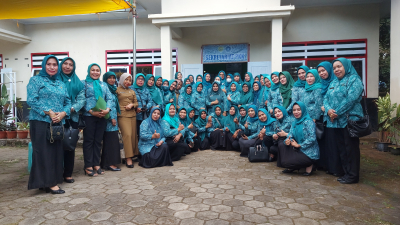 TP PKK Kota Baubau bersama Tim Supervisi Lomba 10 Program PKK saat berada di Sekretariat PKK Kelurahan Baadia Kec Murhum Kota Baubau Senin (29/8) (Foto : Bardin)