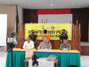 Kapolres Baubau, AKBP Erwin Pratomo, SIK didampingi Kasat Reskrim, AKP Najamuddin, SH, MH dan Kasi Humas Iptu Rahmad saat press relis di Mapolres Baubau