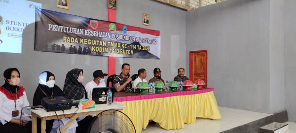 Komandan Kodim 1413/Buton, Letkol Arm Muhamad Faozan (ke empat kanan) memberikan sambutan pada penyuluhan kesehatan pos Bindu PTM dan stunting pada kegiatan TMMD ke -114 di Buton Tengah