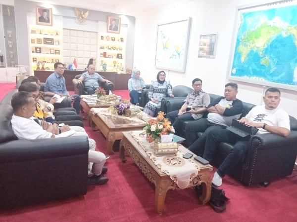 Wali Kota Baubau saat memimpin rakor melalui daring terkait pemanfaatan kawasan hutan mangrove Lakologou untuk blue carbon bersama Kementerian Kelautan dan Perikanan RI 