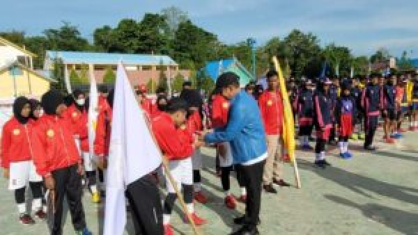 Pj Bupati buton, basiran saat membuka pertandingan bola tangan 