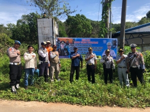 Pemasangan sepanduk himbauan Kemananan Keselamatan Ketertiban dan Kelancaran Lalulintas (Kamseltibcar lantas) di wilayah hukum Polres Baubau guna menekan angka kecelakaan lalu lintas, Rabu (01/02/2023)