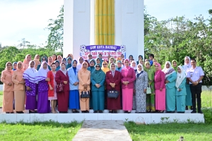 Kegiatan Ziarah ke Taman Makam Pahlawan (TMP) OPuta Yi Koo Kamis (21/12/2023). Kegiatan ini dalam rangka menyambut Momen Hari Ibu ke-95 dan dirangkaikan dengan HUT Dharma Wanita Persatuan (DWP) ke-24 Kamis (21/12/2023)