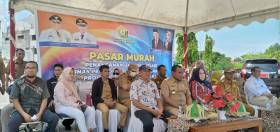 Walikota Baubau, La Ode Ahmad Monianse, Anggota DPRD Sultra, Fajar Ishak Daeng jaya dan kadis Perindag Sultra, Hj Siti Saleha saat pembagian kupon pasar murah di Kota Baubau,  Foto : IST