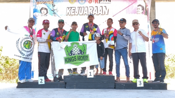 Suasana penyerahan Hadiah pemenang Baubau Archery Tournamen III di Lapangan Lencina Lawero Minggu (12/7/2026)