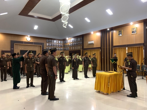 Kajati Sultra saat mengambil sumpah jabatan Wakajati dan pejabat eselon III Lingkup Kejaksaan Tinggi Sulawesi Tenggara 