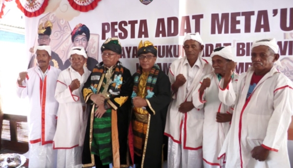 Bupati BUsel H Muh Adios didampingi Pj Sekda Busel La Ode Harwanto bersama Tokoh Adat BInawakili Siompu pada Pesta Adat Meta;uA