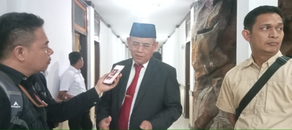 Wali Kota Baubau, H Yusran Fahim  (tengah)