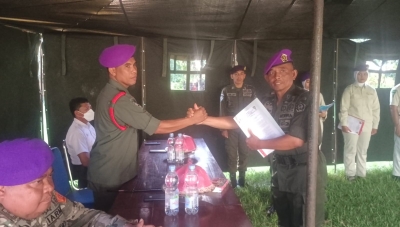 Komandan Resimen Mahasiswa Provinsi Sulawesi Tenggara  Dr. Umar Marhum,  A.Md.,STP.,SH.,MH saat menyerahkan SK kepada salah satu pengurus