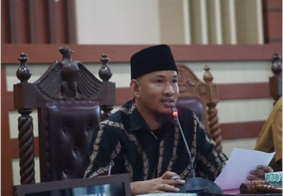 Wakil Ketua DPRD Sultra, Sudirman saat pimpin rapat