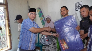 Kadis Sosial Kota Baubau, Hanaruddin saat menyerahkan bantuan kepada korban kebakaran