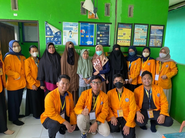 Mahasisa KKN tematik FK UHO Kendari saat edukasi Ibu Hamil di wilayah kerja Puskesmas nambo