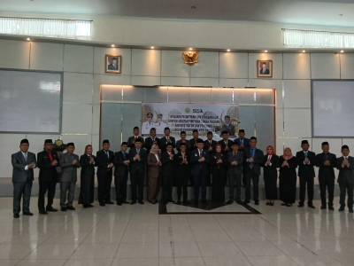 Wali Kota Baubau, H Yusran Fahim foto bersama pejabat usai pelantikan