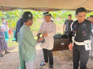 Pembagian daging qurban kepada masyarakat yang membutuhan