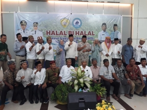Foto bersama Wali Kota Baubau dan Wakil Wali Kota Baubau, Bupati Buton Selatan serta sejumlah tokoh masyatakat KKPB Kota Baubau
