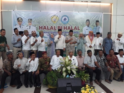 Foto bersama Wali Kota Baubau dan Wakil Wali Kota Baubau, Bupati Buton Selatan serta sejumlah tokoh masyatakat KKPB Kota Baubau
