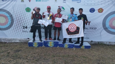 Atlet panahan Baubau saat menerima medali emas dalam kejuaraan Archery Tournament 2025 di Palu Sulawesi Tengah