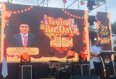 Kordiv Parmas dan SDM KPU Sultra, Amiruddin saat membuka Festival Budaya 