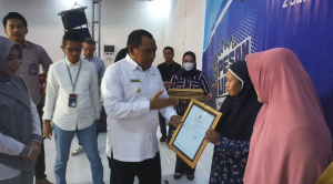 Wali Kota Baubau, La Ode Ahmad Monianse saat menyerahkan sertifikat NIB pelaku usaha perempuan di Kota Baubau
